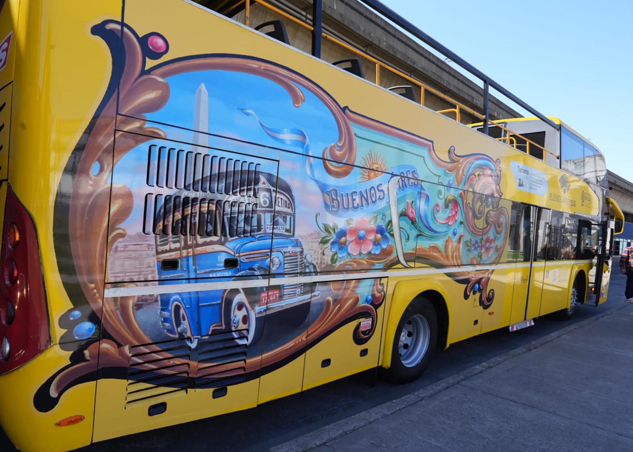 Los buses turísticos serán embellecidos con filete porteño