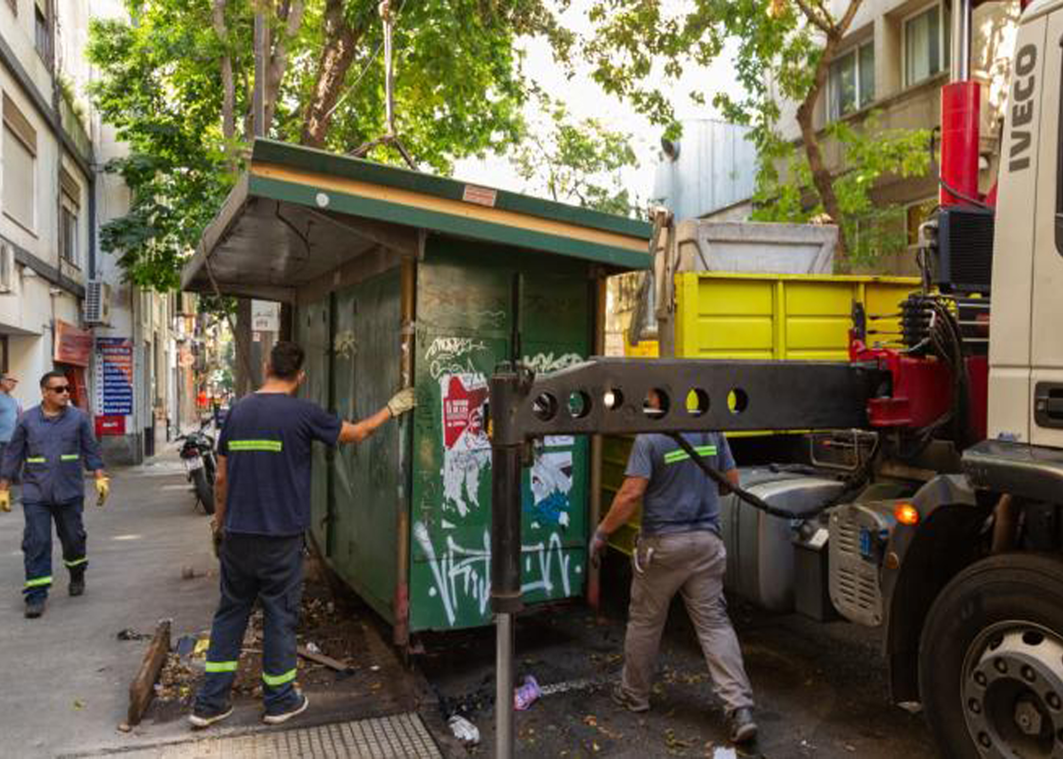 La Ciudad ya retiró más de 100 puestos de diarios en desuso para ganar más espacio en las veredas