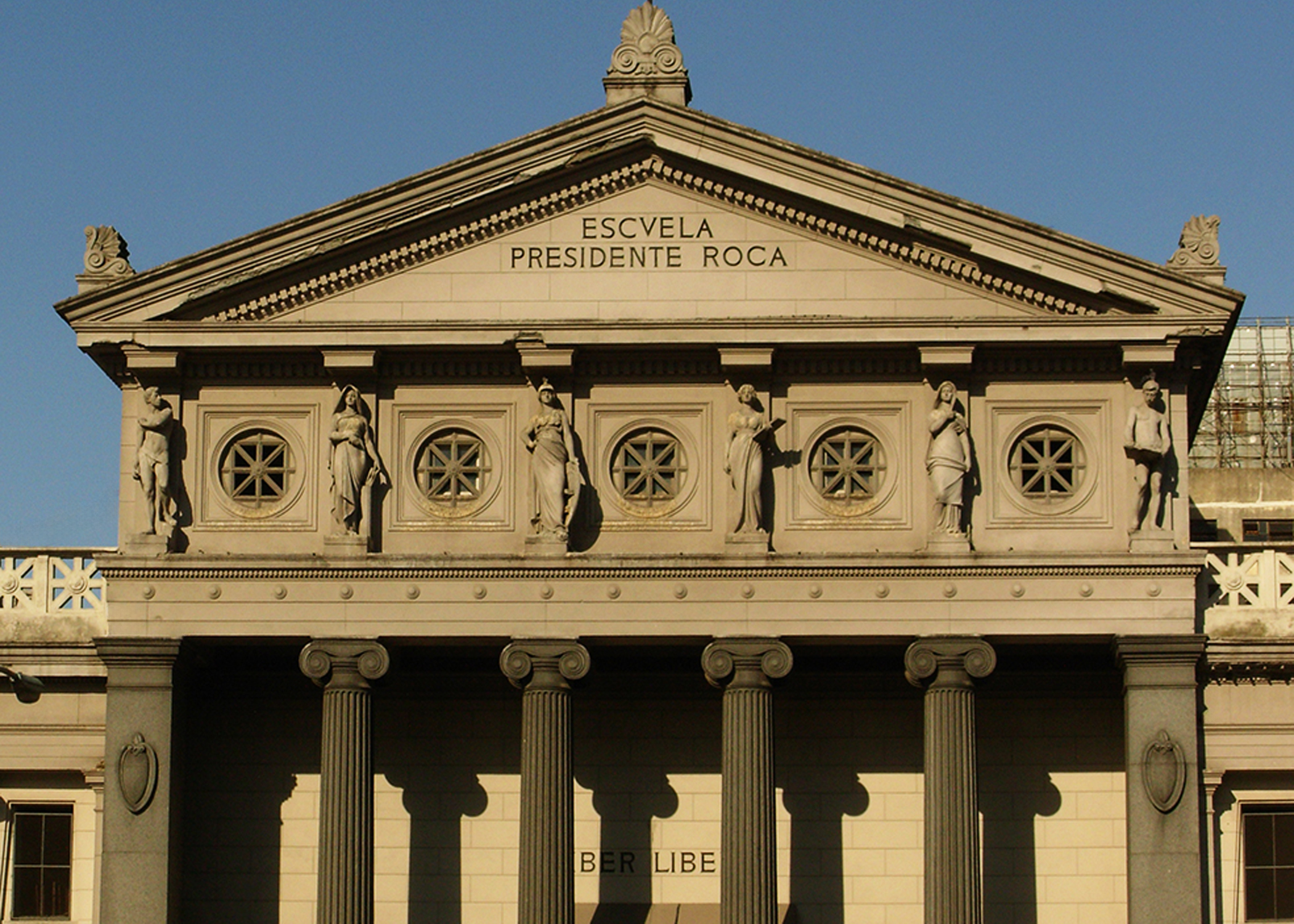 Escuela Presidente Roca: un templo grecorromano dedicado al saber